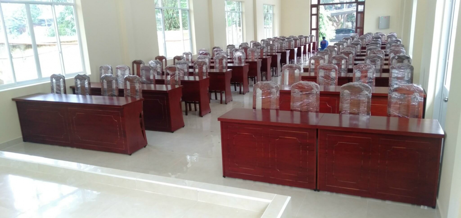 THI CÔNG BÀN GHẾ HỘI TRƯỜNG VĨNH CỬU ĐỒNG NAI